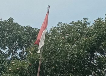 Sang Saka Merah Putih Kusam dan Robek Berkibar di halaman Gedung PGRI Cilaku