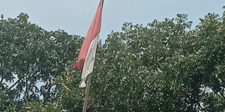 Sang Saka Merah Putih Kusam dan Robek Berkibar di halaman Gedung PGRI Cilaku