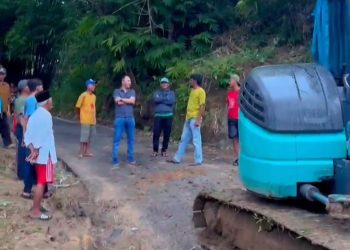 Angga Linoseva Tinjau Longsor di Kecamatan Cijati, Minta Tambah Alat Berat