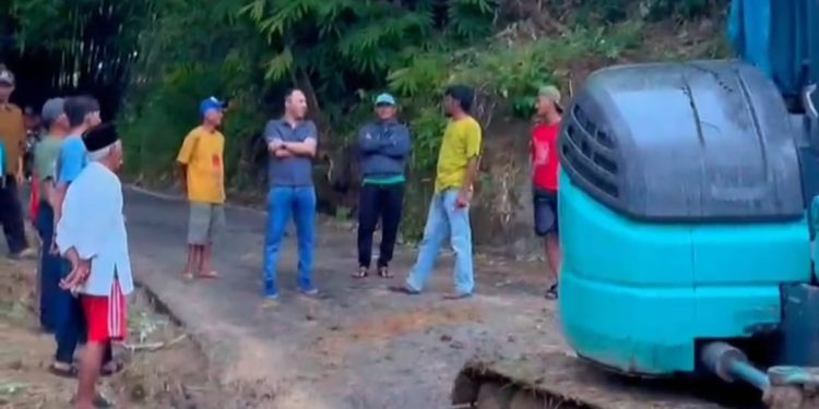 Angga Linoseva Tinjau Longsor di Kecamatan Cijati, Minta Tambah Alat Berat