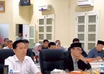 Rapat, Gaya Bupati, dan Pelajaran Mendengarkan