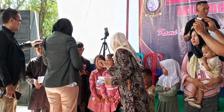 Berbagi Sesama, LBH Bakti Cahaya Keadilan Santuni Puluhan Anak Yatim