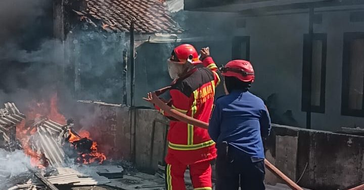 Satu Rumah dan 16 Motor Terbakar Habis di Gang Guntur