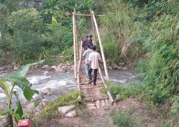 Miris, Demi Mengenyam Pendidikan di Sukabungah Puluhan Tahun Para Siswa Sebrangi Jembatan Reyod