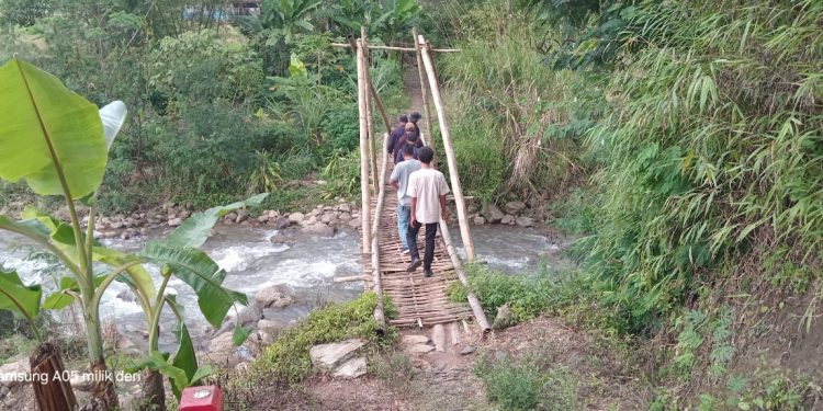 Miris, Demi Mengenyam Pendidikan di Sukabungah Puluhan Tahun Para Siswa Sebrangi Jembatan Reyod