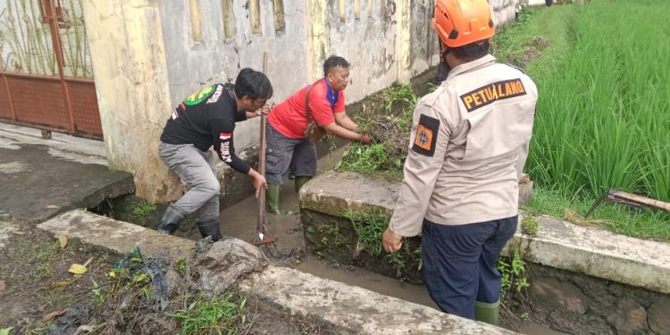 Bersih-bersih Masyarakat Desa Sukamulya Sambut Bupati Cianjur