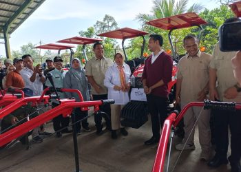 Legislator Gerindra Endang Salurkan Bantuan Alat Pertanian