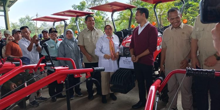 Legislator Gerindra Endang Salurkan Bantuan Alat Pertanian