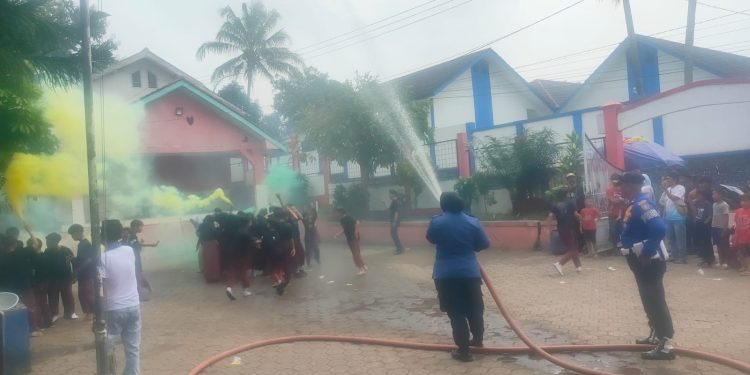 Unik, Pesta Kelulusan SDN Kidangkencana Disemprot Damkar