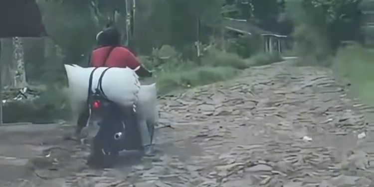 Jalan Penghubung Dua Kecamatan Rusak, Dewan Angga “Turun Tangan”