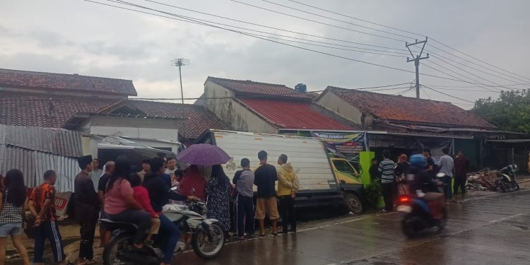 Pengemudi Diduga Mabuk, Truk di Mande Tabrak Warung