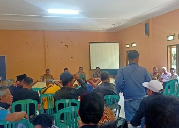 Warga Langensari Geruduk Kantor Desa