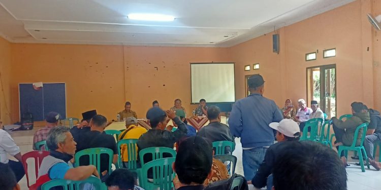 Warga Langensari Geruduk Kantor Desa