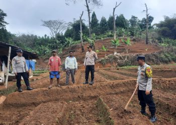 Polsek Cibinong Dampingi Kelompok Tani Dukung Program Ketahanan Pangan