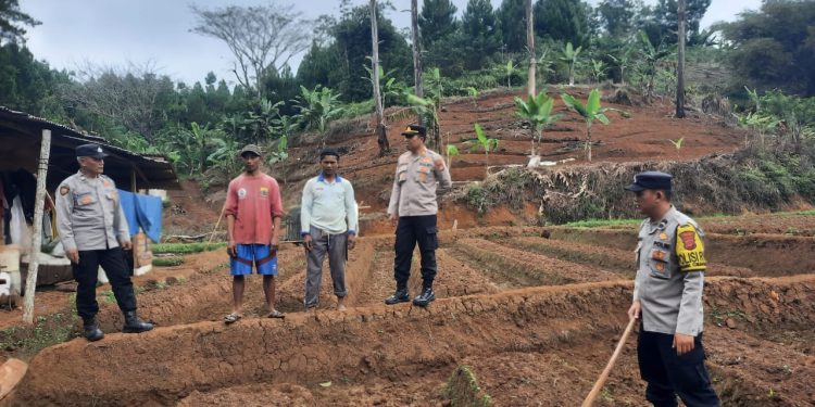 Polsek Cibinong Dampingi Kelompok Tani Dukung Program Ketahanan Pangan