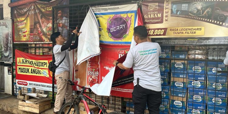 Bapenda Cianjur Tertibkan Reklame-reklame Tak Bayar Pajak