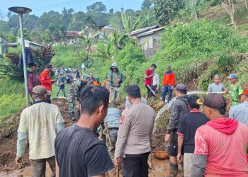 BPBD Cianjur dan Petugas Gabungan Buka Akses Jalan di Batulawang