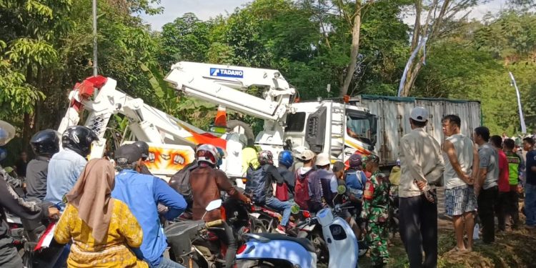 Brakkk!, Truk Tabrak Tebing di Mande