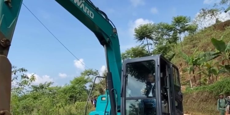 Pemkab Cianjur Bangun Jalan Mantap di Cibinong