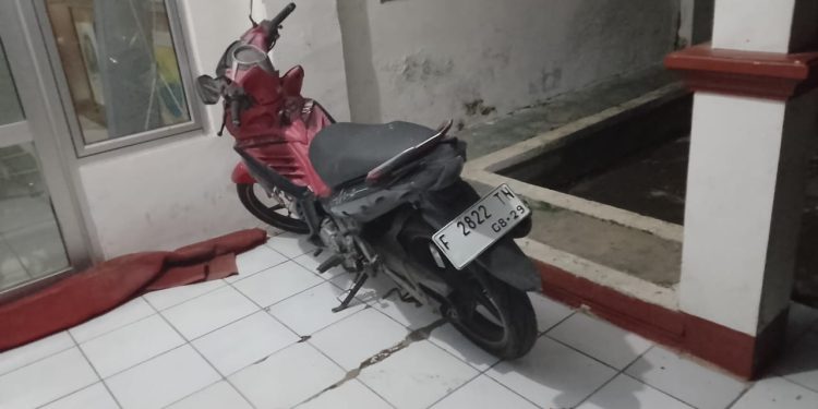 Geger, Sebuah Motor Tiba-tiba Terparkir di Rumah Warga Joglo, Milik Siapa?