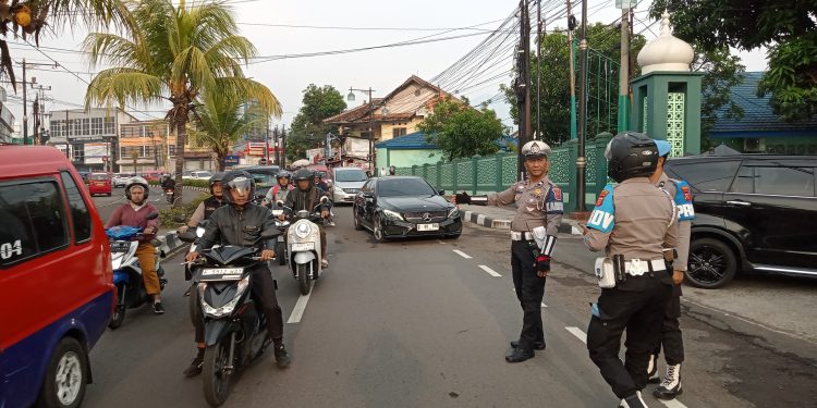 Jelang Pensiun, Aiptu Dede Masih Atur Lalin
