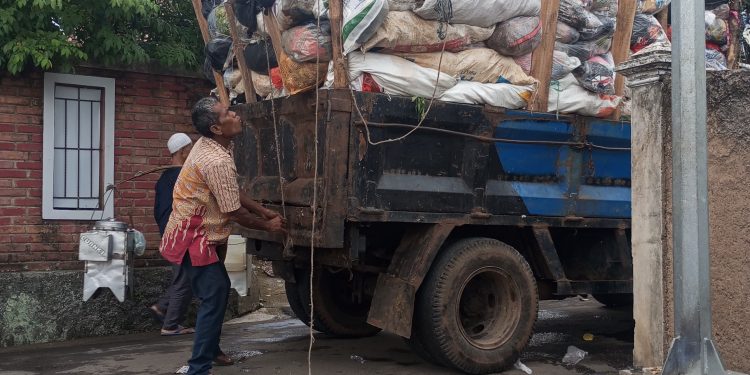 Warga Desa Sukagalih Antusias Bersih-bersih Sampah