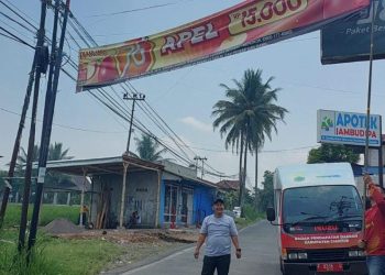 Ratusan Spanduk Tak Bayar Pajak Ditertibkan Bapenda Cianjur