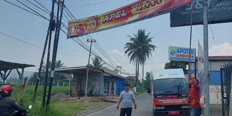 Ratusan Spanduk Tak Bayar Pajak Ditertibkan Bapenda Cianjur