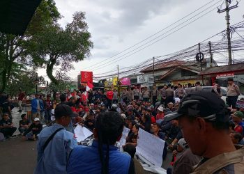 Ratusan Pedagang Bojongmeron dan Mahasiswa Gelar Aksi di Pendopo Cianjur