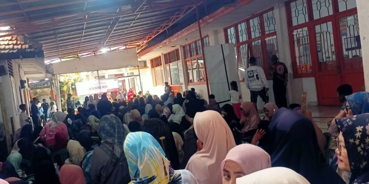 Antrian Panjang Warnai Penyaluran BLTSKesra di Kantor Pos Cianjur