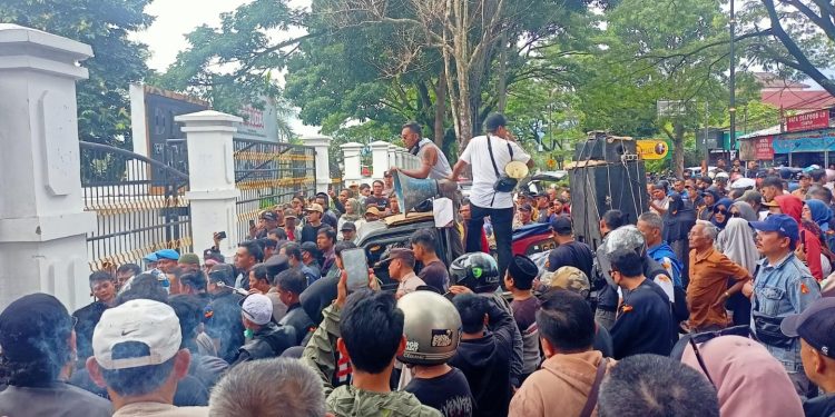 Gelar Aksi Damai di Gedung DPRD Cianjur, Ini Tuntutan Pedagang Pasar Induk!