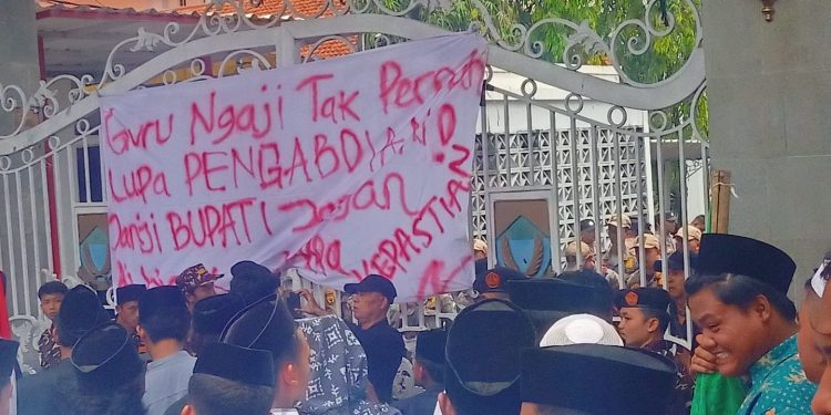 Ratusan Santri Geruduk Pendopo, Tagih Janji Bupati Cianjur Saat Kampanye