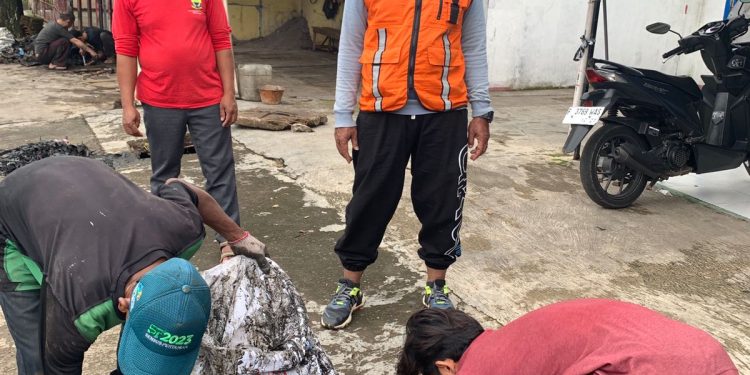 Pemdes Ciwalen Bersihkan Saluran Air, Meminimalisir Banjir Masuk Pemukiman