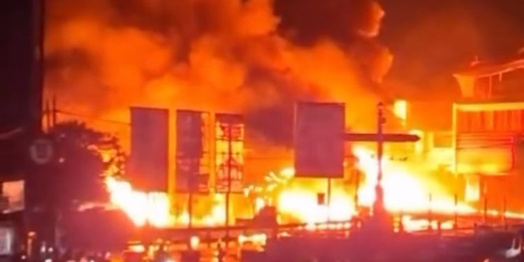 Kebakaran Hebat di Cianjur, Truk Tangki BBM Terguling dan Tumpahkan 24 Ribu Liter Bahan Bakar