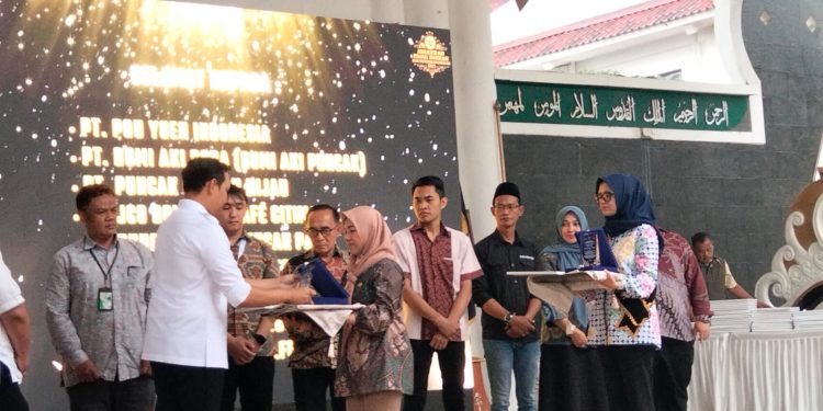 Bupati Cianjur Beri Penghargaan Wajib Pajak Patuh Bayar