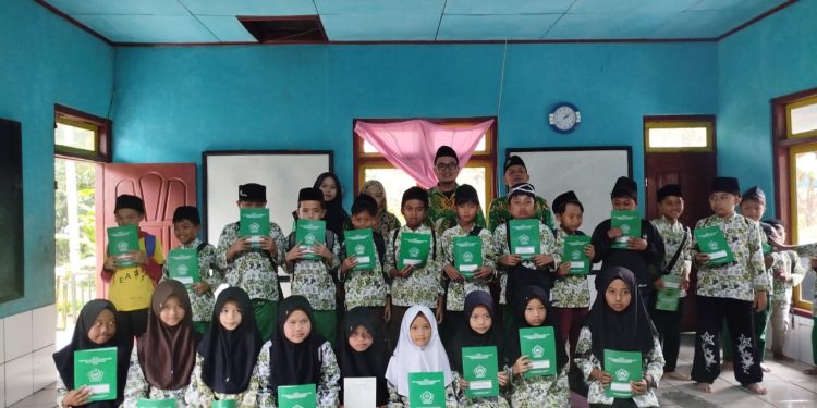 Bangunan Nol, Mebeler Nihil, 25 Tahun Madrasah Dinyah Al-Mubarokah Dibiarkan Belajar di Lantai