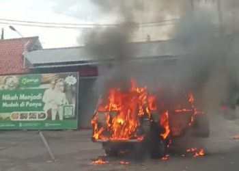 Korsleting Listrik, Sebuah Mobil Terbakar di Puncak