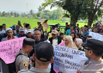 Warga Desa Ramasari Demo, Tuntut Kepala Desa Mundur dan Audit Keuangan