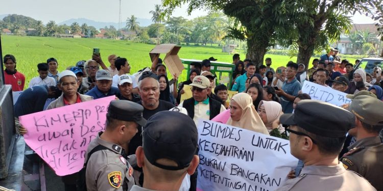 Warga Desa Ramasari Demo, Tuntut Kepala Desa Mundur dan Audit Keuangan