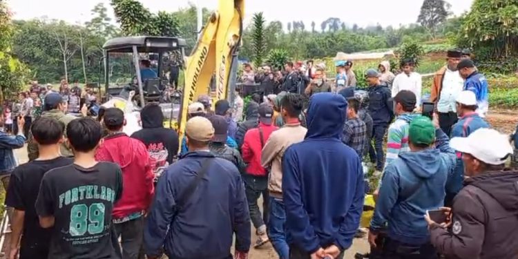 Usir Alat Berat, Warga Pasircina Tolak Geothermal