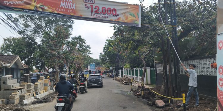 Ratusan Reklame dan Spanduk Tak Berizin Ditertibkan Bapenda Cianjur