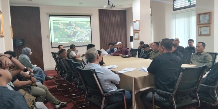 Warga Cugenang Tolak Penambahan Kandang Ayam, Datangi Kantor DPMPTSP