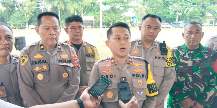 Polres Cianjur Keroyokan Bersih-bersih Sampah di Lapang Prawatasari