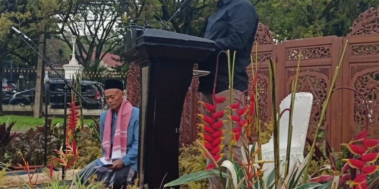 Ratusan Warga Shalat Idul Fitri di Lapangan Istana Cipanas, Camat Beri Pesan! 