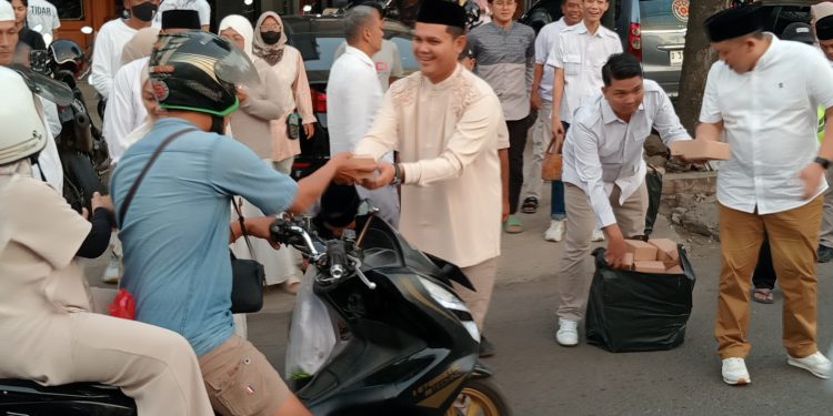 Tebar Kebaikan, DPC Gerindra Cianjur Bagikan Ratusan Takjil