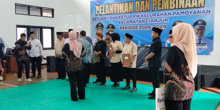 Puluhan Ketua RT RW di Kelurahan Pamoyanan Dilantik, Camat Beri Pesan! 