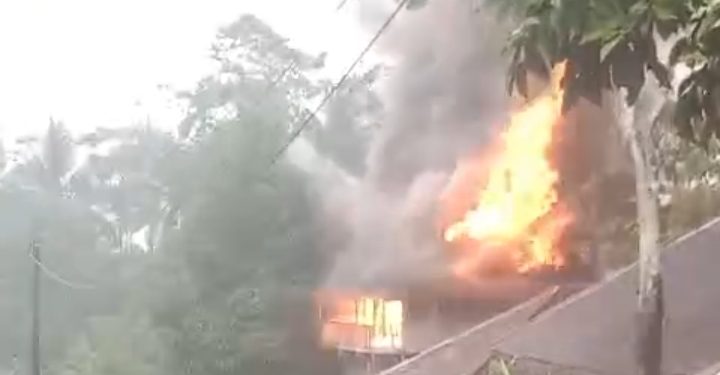 Satu Rumah Tersambar Petir Hingga Kebakaran di Kadupandak