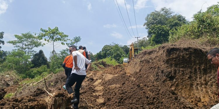 Camat Cibeber Pastikan Pemerintah Tangani Material Longsor Tutup Akses Jalan Karangnunggal 