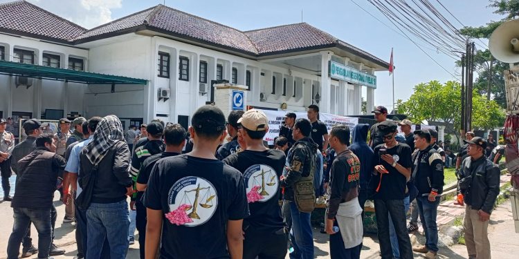 Aliansi Masyarakat Cianjur Anti Mafia Tanah Gelar Aksi Damai di PN, Ini Tujuannya!