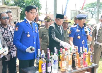 Ribuan Botol Miras dan Rokok Ilegal Dimusnahkan di HUT Satpol PP 